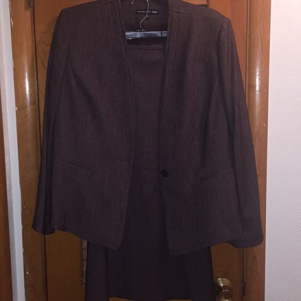 💐Beautiful Brown Suit worn once💐